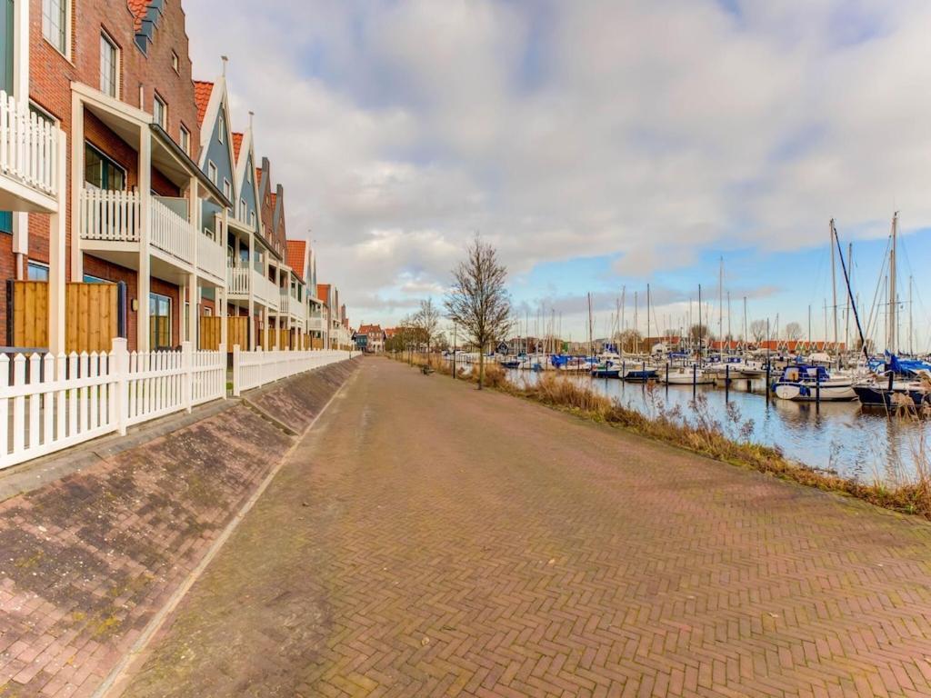 Modern Houseboat In Marina Of Volendam Hotel Eksteriør billede