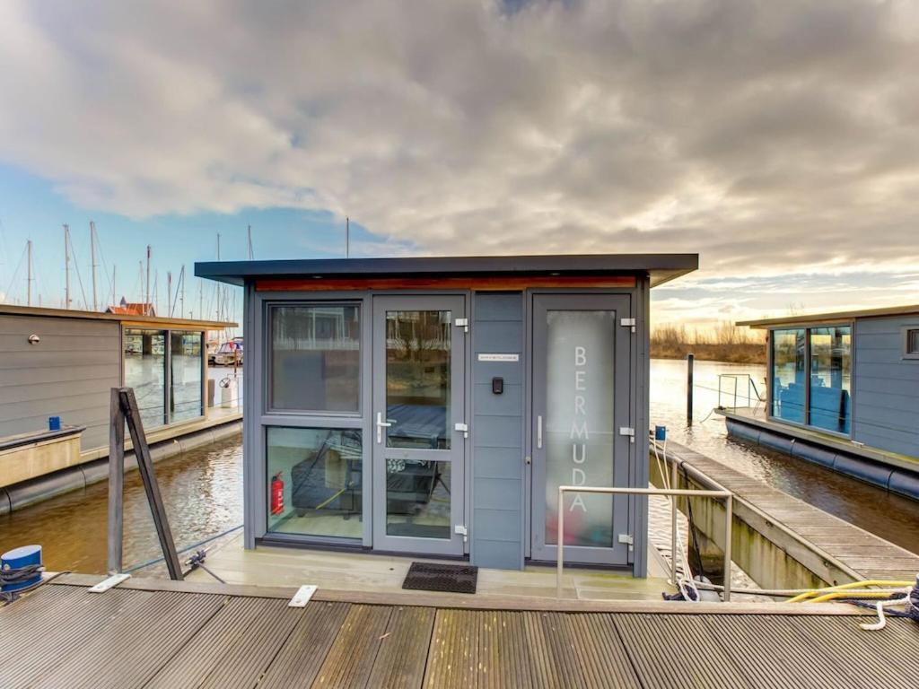 Modern Houseboat In Marina Of Volendam Hotel Eksteriør billede
