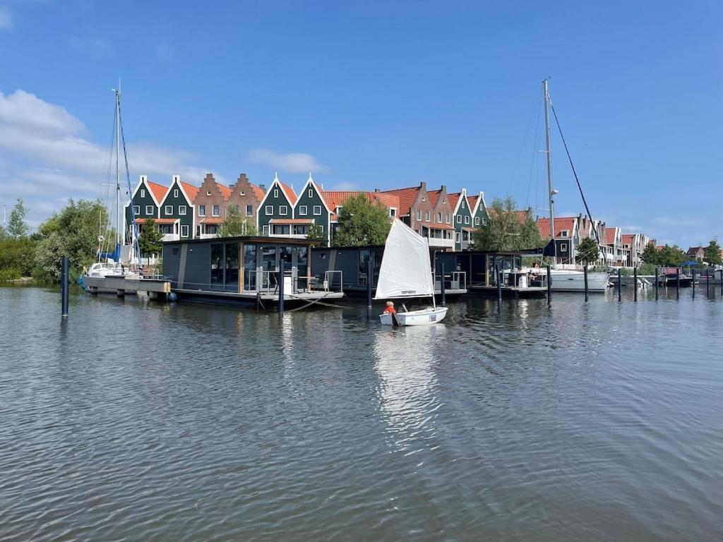 Modern Houseboat In Marina Of Volendam Hotel Eksteriør billede