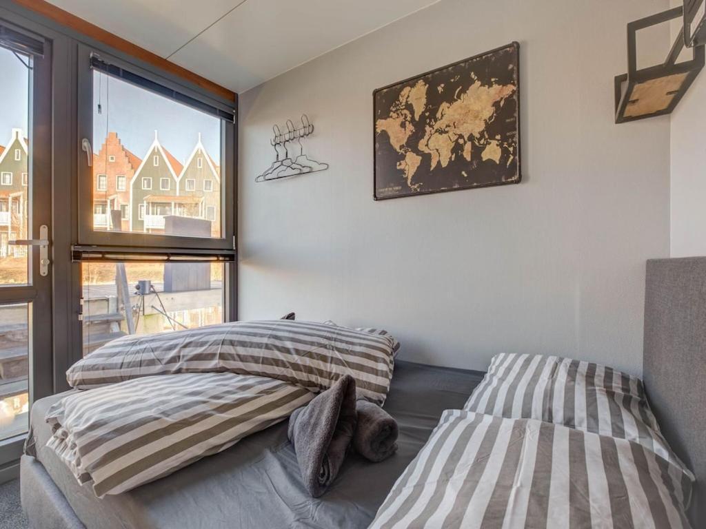 Modern Houseboat In Marina Of Volendam Hotel Eksteriør billede