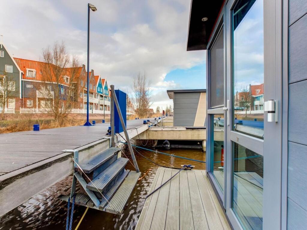 Modern Houseboat In Marina Of Volendam Hotel Eksteriør billede