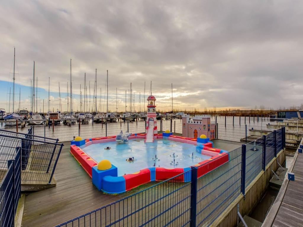 Modern Houseboat In Marina Of Volendam Hotel Eksteriør billede